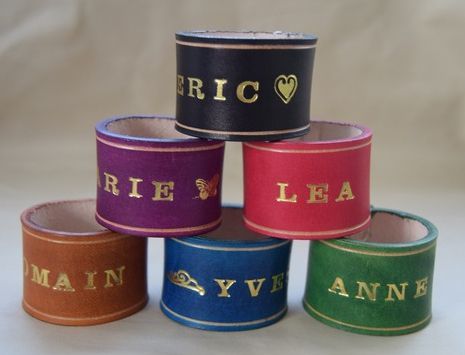 Tillverkning av graverade läderarmband 