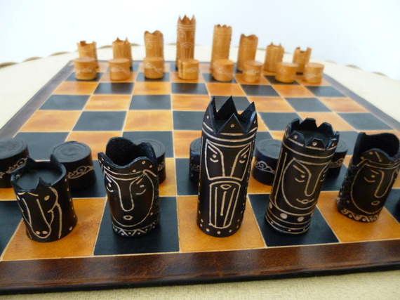 schackspel i läder