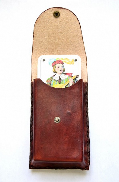 Etui personnalis&eacute; en cuir pour jeu de tarot
